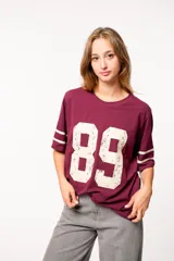 Remerón negro con estampado grande del número 89 en rojo y dos rayas rojas en cada manga.