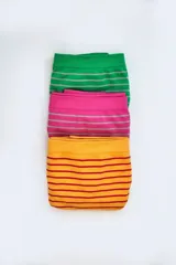 Pack de tres bombachas cola less de microfibra sin costuras, con fundillo de algodón. Los colores del pack son fucsia, verde y amarillo.