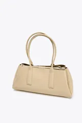 Bolso tipo city color beige, con doble asa corta y compartimento interno con cierre.