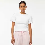 Camiseta blanca de punto con cuello redondo y mangas cortas abullonadas.