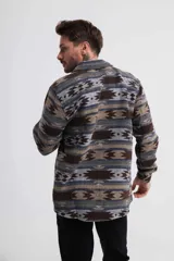 Camisaco de paño con estampado geométrico en tonos marrón, gris y azul.
