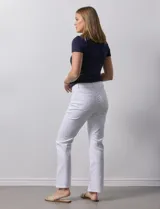 Pantalón de jean blanco, de corte recto, tiro alto, pretina con pasadores, botón y cierre. Con bolsillos delanteros y traseros.