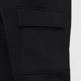 Pantalón de jogging negro de Nike, modelo Club, con cintura elástica ajustable con cordón, bolsillos laterales y bolsillo cargo con logo bordado en la pierna derecha.