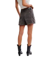 Short de tiro alto color marrón, con cierre frontal y bolsillos laterales.