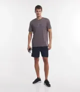 Remera deportiva gris con inscripción azul en el pecho, de corte clásico y manga corta.