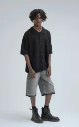 Camisa negra de manga corta tejida de punto abierto con calce oversize.