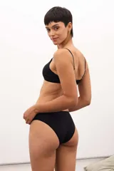 Bombacha vedetina negra de lycra ECO CO₂® con faja que acompaña sin marcar.