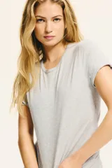 Remera gris de algodón con cuello redondo y mangas cortas.