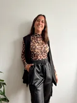 Remera de tul con estampado animal print.