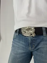 Cinturón de cuero negro con hebilla de metal color bronce con diseño de colibrí y flores.