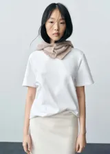 Remera blanca de algodón regenerativo, de corte recto, cuello redondo y mangas cortas.