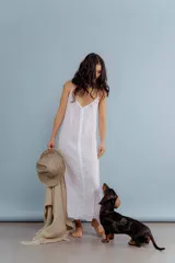 Vestido largo de lino color blanco, con breteles finos y detalle de costura o aplique vertical en el centro del frente.