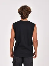 Musculosa sin mangas color azul, con cuello redondo y estampado frontal con texto en blanco.