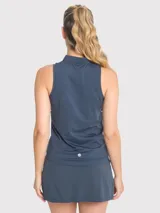 Musculosa deportiva negra con medio cierre frontal, cuello alto y logo estampado en el pecho.