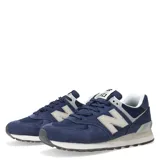 Championes urbanos New Balance modelo 574, color azul marino con detalles en gris y blanco, confeccionados en gamuza y malla, con logo "N" característico en los laterales y entresuela ENCAP.