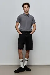 Remera polo gris de piqué liviano de mezcla de algodón, manga corta, cuello clásico y tapeta de botones. Corte ajustado. Confeccionada con tejido funcional COOLMAX®, una fibra exclusiva de poliéster de secado rápido que elimina la humedad y regula la temperatura corporal.