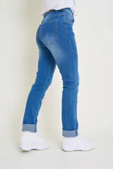 Pantalón de jean azul de tiro alto con lycra, corte ajustado y ruedo doblado.