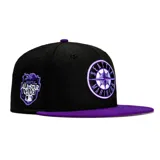 Gorro tipo snapback con visera plana, color negro y detalles bordados del equipo Seattle Mariners y el All Star Game 2023.