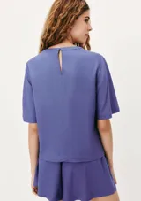 Blusa color beige de lino con mangas cortas y cuello redondo.