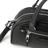 Cartera tipo baúl color negro, confeccionada en símil cuero graneado, con doble asa corta y correa larga regulable extraíble. Tiene cierre superior, bolsillo frontal con cierre, un bolsillo interno con cierre y un bolsillo interno abierto.