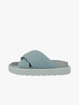 Sandalias planas color celeste con tiras cruzadas de tela y suela gruesa.