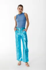 Pantalón cargo celeste metalizado, de corte recto, tiro medio y múltiples bolsillos.