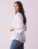 Blusa blanca de gasa bambula, marca Ruby Rd. Cuello a la base y escote en V. Manga ¾ amplia, con aplique en crochet.