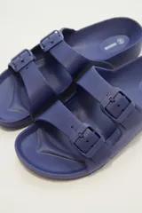 Sandalias tipo Birkenstock color beige con hebillas ajustables.