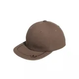 Gorra Adidas color marrón con logo de la marca bordado en el frente. Tiene visera plana y cierre snapback ajustable en la parte posterior.