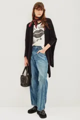 Cardigan largo tipo poncho o chalina, color negro liso, de tejido suave y caída fluida.