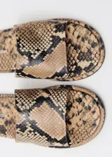 Sandalia destalonada con estampado animal print.