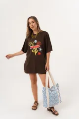 Bolso tipo tote bag con estampado de letras en azul sobre fondo blanco y asas de tela color crudo.