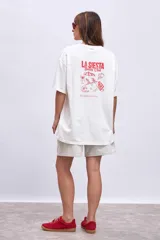 Remera blanca de corte holgado con estampa pequeña en el frente.