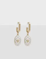 Aros argolla dorados esmaltados en blanco, con dije ovalado con corazón dorado y strass.