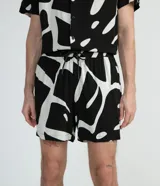 Bermuda de viscosa con estampado abstracto en blanco y negro, corte slim, cintura elástica con cordón ajustable y bolsillos laterales.