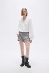Short gris de vestir con bolsillos laterales y traseros.