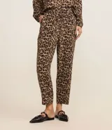 Pantalón pijama de crepé con estampado de leopardo, tiro alto con lazo y punteras en el cordón.