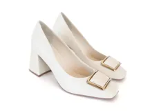 Zapato de tacón color hueso, con punta cuadrada, aplique metálico dorado en el empeine y taco ancho con textura geométrica.