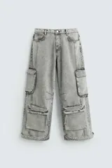 Pantalón de jean celeste con efecto lavado, corte relaxed fit y múltiples bolsillos cargo.