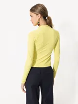 Top de punto color amarillo con cuello polera y mangas largas, de calce ajustado.
