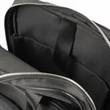 Mochila negra de poliéster con diseño rectangular y gran capacidad. Tiene acceso con cierre, dos bolsillos externos con cierre, un bolsillo interno con cierre y dos bolsillos internos abiertos. Cuenta con correa regulable, asas fijas y herrajes plateados. El interior está forrado en tela de algodón y poliéster.