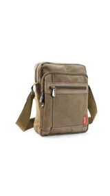 Morral color verde militar de tela canvas con detalles en símil cuero, correa de galón regulable y cierre superior. Tiene dos bolsillos frontales con cierre, bolsillo trasero con cierre y bolsillos internos.