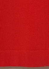 Remera de tejido de punto fino color rojo, de manga corta y cuello redondo.