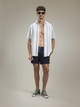 Camisa de manga corta a rayas verticales color lila y blanco, confeccionada en mezcla de lino y algodón.