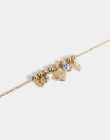 Collar corto dorado con cadena de eslabones y dijes colgantes de perlas, corazón y moño.