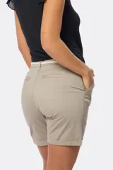 Bermuda color beige con cinturón, bolsillos laterales y confeccionada en algodón con spandex.