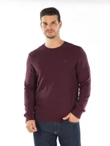 Sweater de punto color borgoña, de algodón, con cuello redondo, puños y dobladillo acanalados y logo CK bordado en el pecho. Corte regular.