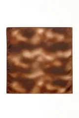 Pañuelo cuadrado grande de satén color gris claro con estampado del logo de la marca en tono sobre tono.