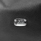Cartera negra de cuero graneado con doble asa corta y correa larga regulable. Tiene un compartimento con acceso por botón imantado, un bolsillo interno abierto y herrajes plateados.