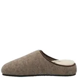 Pantufla cerrada de fieltro color marrón claro, con plantilla de corderito y suela de goma.